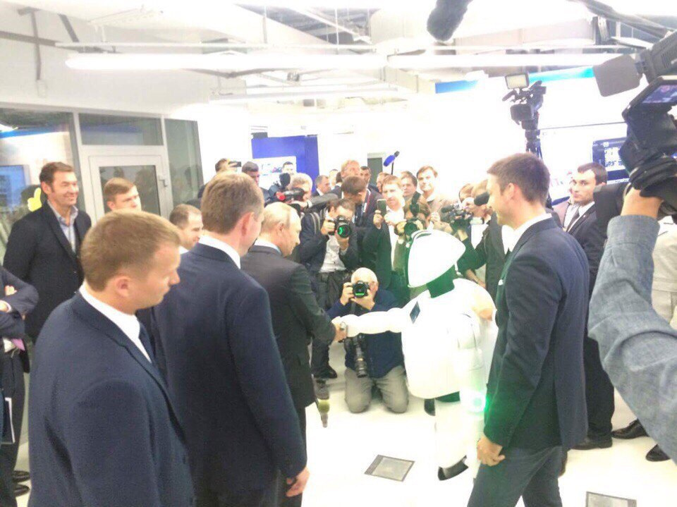 Как и премьер-министр, президент поздоровался с Промоботом за руку Как и премьер-министр, президент поздоровался с Промоботом за руку