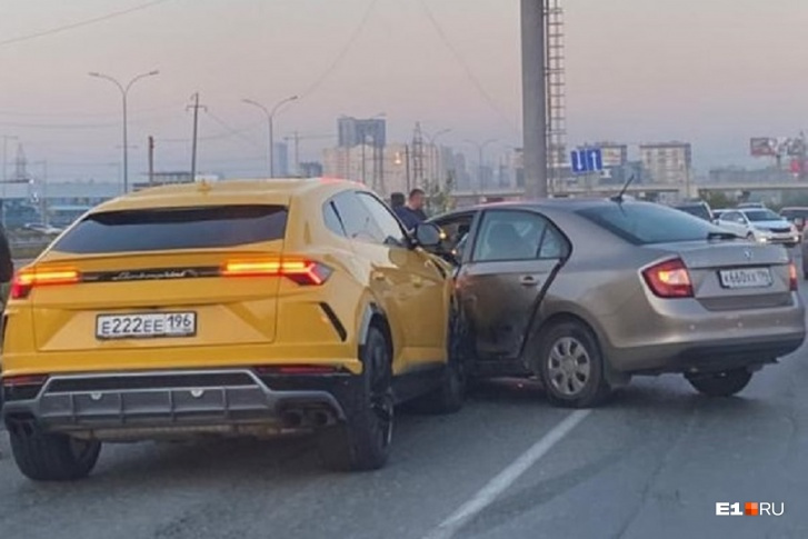 Подобные удары очень опасны для водителя и пассажира автомобиля, который поворачивает Подобные удары очень опасны для водителя и пассажира автомобиля, который поворачивает