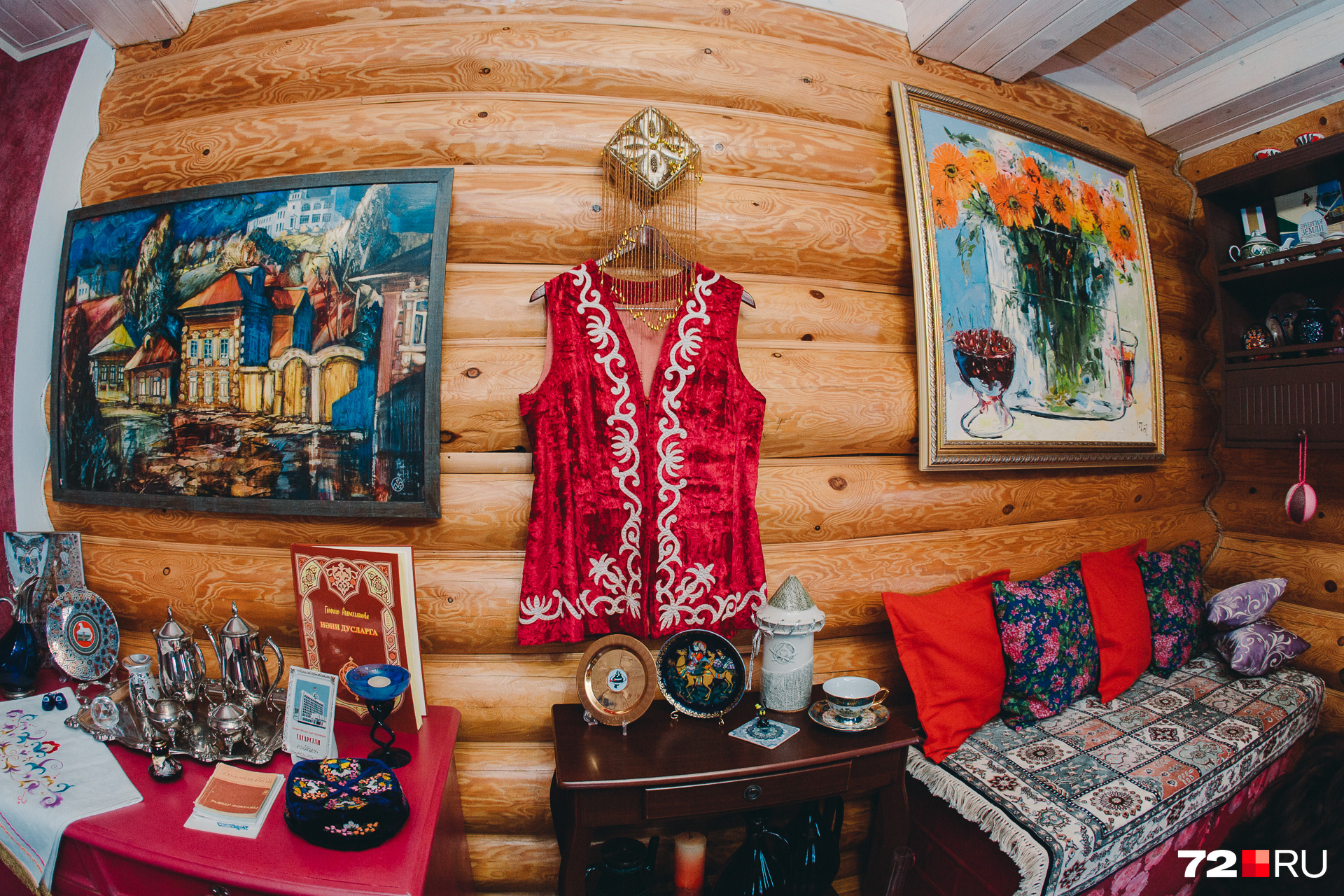 Татарская комната или, как её называют дети, комната Алладина, хранит предметы татарской культуры