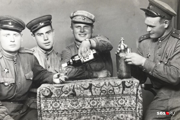 На этом кадре Филипп Дранцов — крайний справа. Фотографию сделали во взятом Будапеште. На ней расчет отмечает освобождение города На этом кадре Филипп Дранцов — крайний справа. Фотографию сделали во взятом Будапеште. На ней расчет отмечает освобождение города