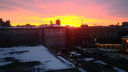 «Невероятный рассвет»: новосибирцы делятся фотографиями кроваво-красного неба над городом