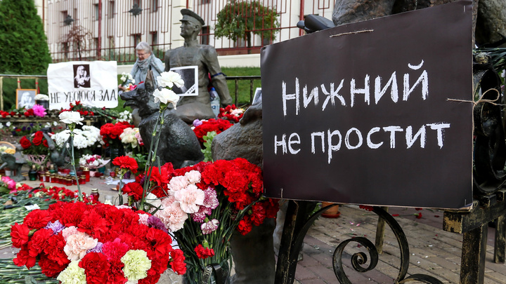 Семь дней спустя: место смерти Славиной окончательно превратилось в народный мемориал