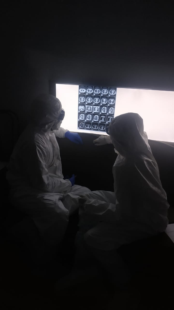 Медработники изучают снимок компьютерной томографии пациента