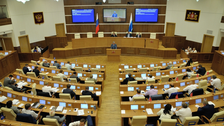 Пока еще с Жириновским и Куйвашевым: расклад сил в свердловском парламенте в одной картинке