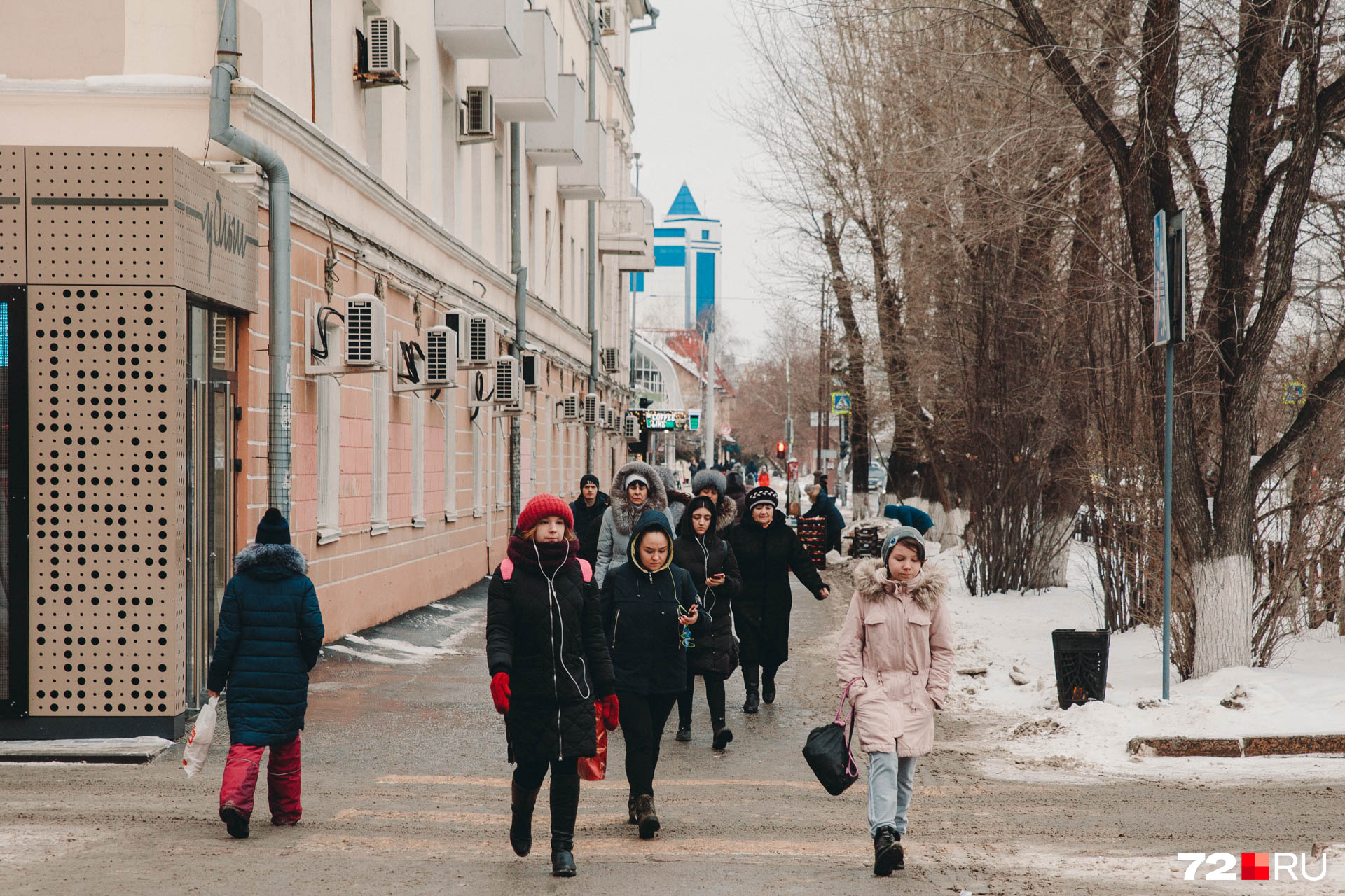 Спрятала зима. Тюмень март. Тюмень в марте. Беженцы с Донбасса Тюмень. Гололед Тюмень.