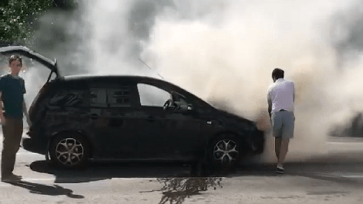 Дорогу затянуло дымом: в Екатеринбурге машина загорелась прямо на ходу