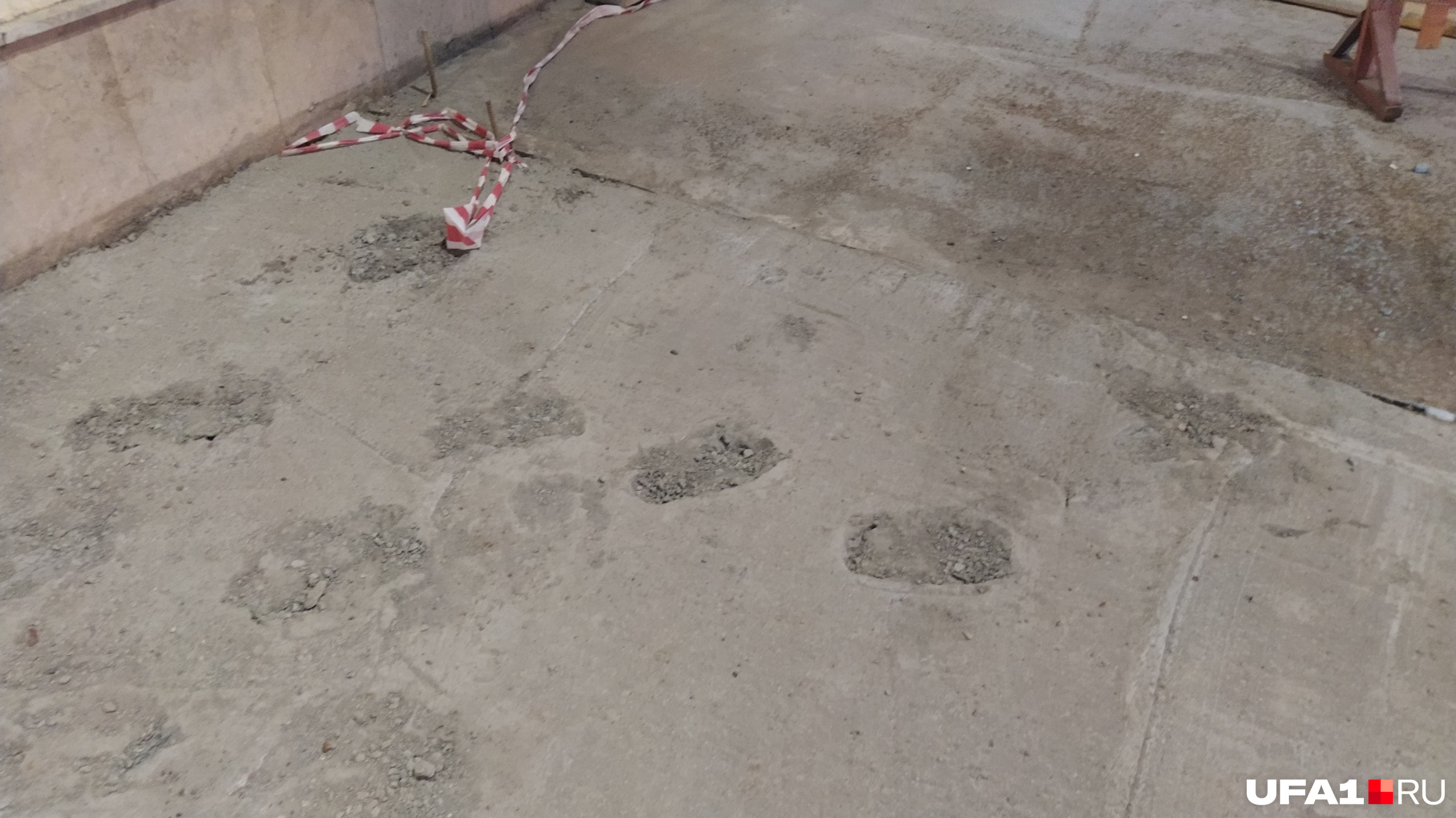 В начале октября бетон на тротуаре украшали отпечатки ног