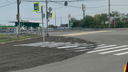 «Перестарались»: на челябинской дороге, засыпанной щебнем, нарисовали пешеходный переход