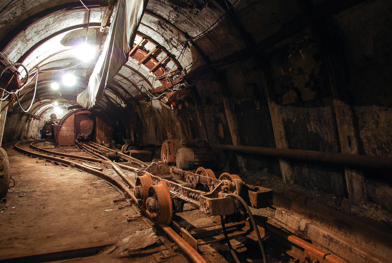 В реальные шахты уже не попасть, поэтому здесь и далее «подземные» снимки сделаны в учебной шахте Копейского политехнического колледжа