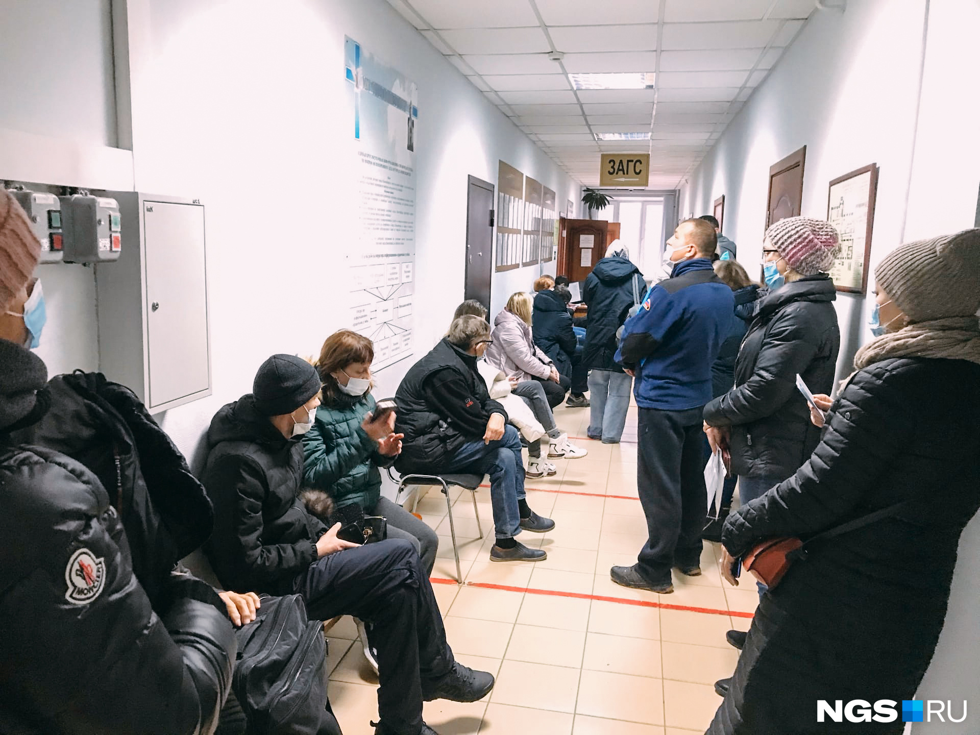 Люди идут весь день сплошным потоком, поэтому со стороны кажется, что очередь не уменьшается Люди идут весь день сплошным потоком, поэтому со стороны кажется, что очередь не уменьшается