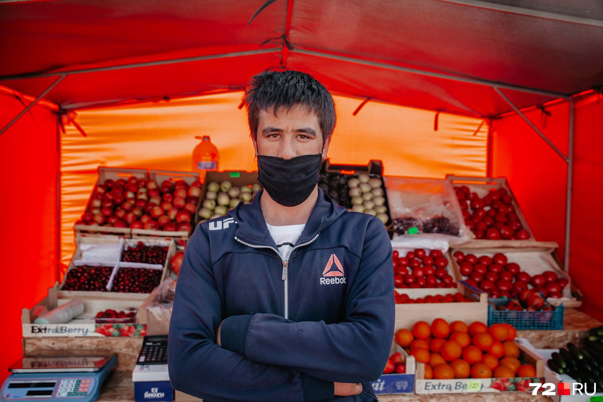 Большинство работников рынков и баз были в масках, когда общались с покупателями. Этот молодой человек — Алик Болтаев, он продает спелые овощи и фрукты