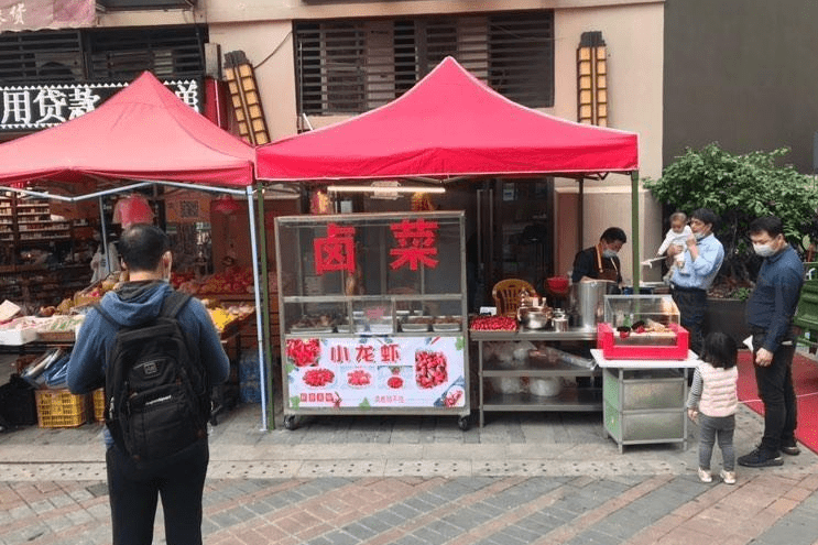 Дунгуань, Китай. Открылись уличные рынки, кафе и рестораны