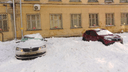 Снег сошёл с крыши штаба Сибирского военного округа и разбил три машины