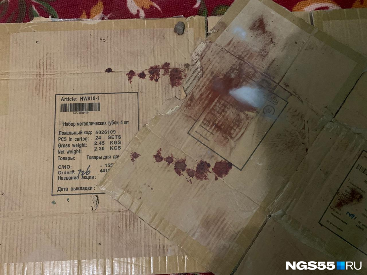 На картонке у лифта остались следы крови На картонке у лифта остались следы крови