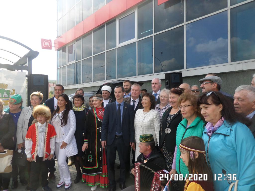 Обновленный остановочный комплекс открыли вместе с представителями башкирской и грузинской диаспор