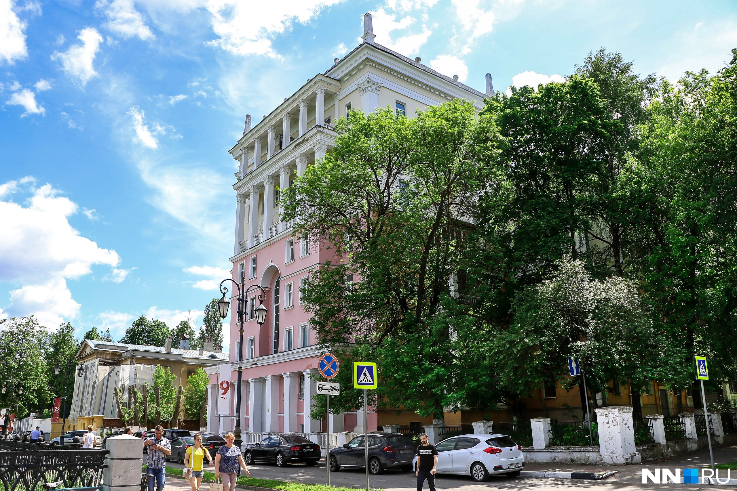 Начинается улица от Верхне-Волжской набережной Начинается улица от Верхне-Волжской набережной