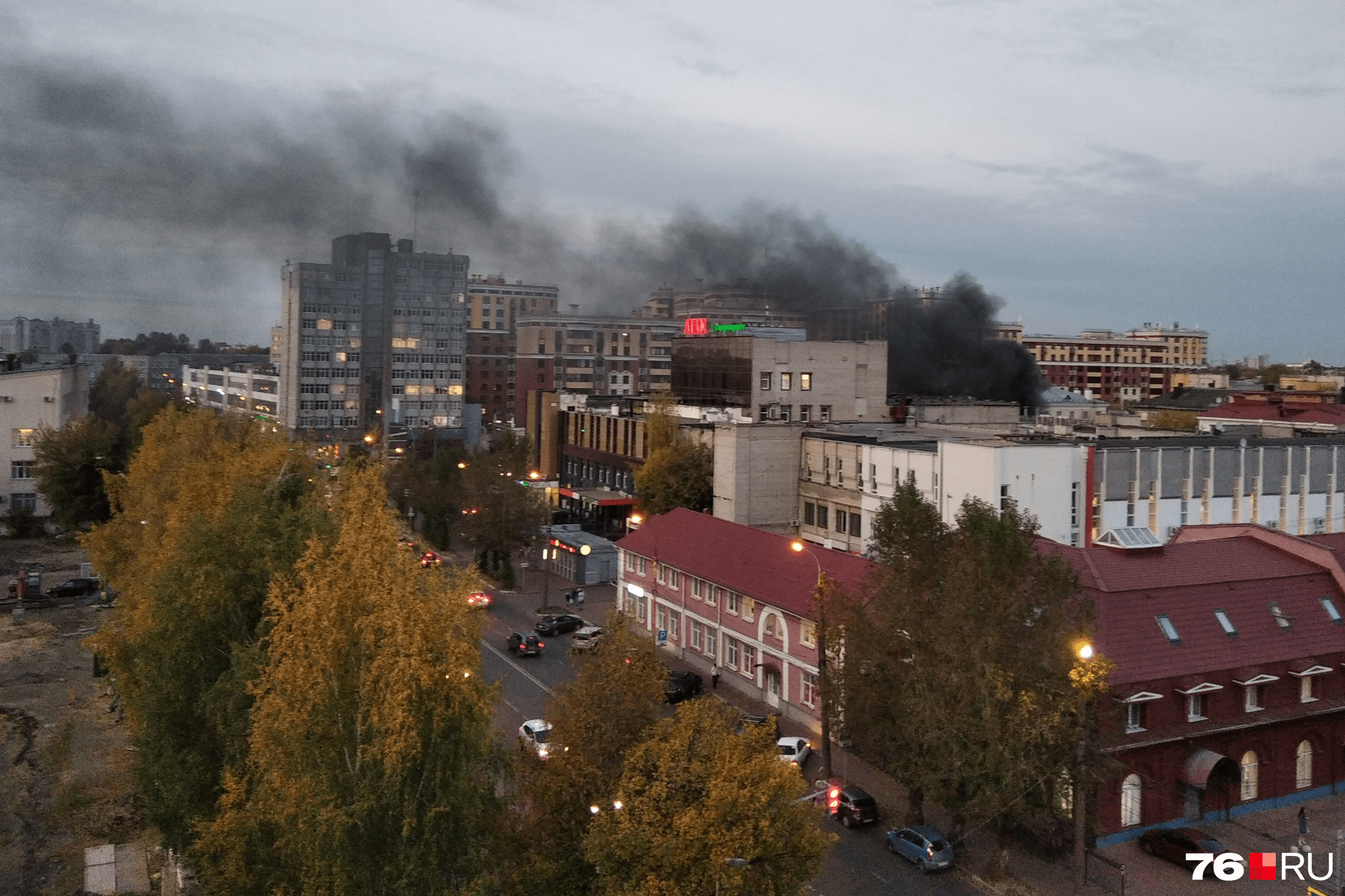 Кафе сквер ярославль пожар. Дым Ярославль Ярославль. Пожар в центре Ярославля. Пожары ТЦ В Ярославле. Пожар в торговом центре Ярославле.