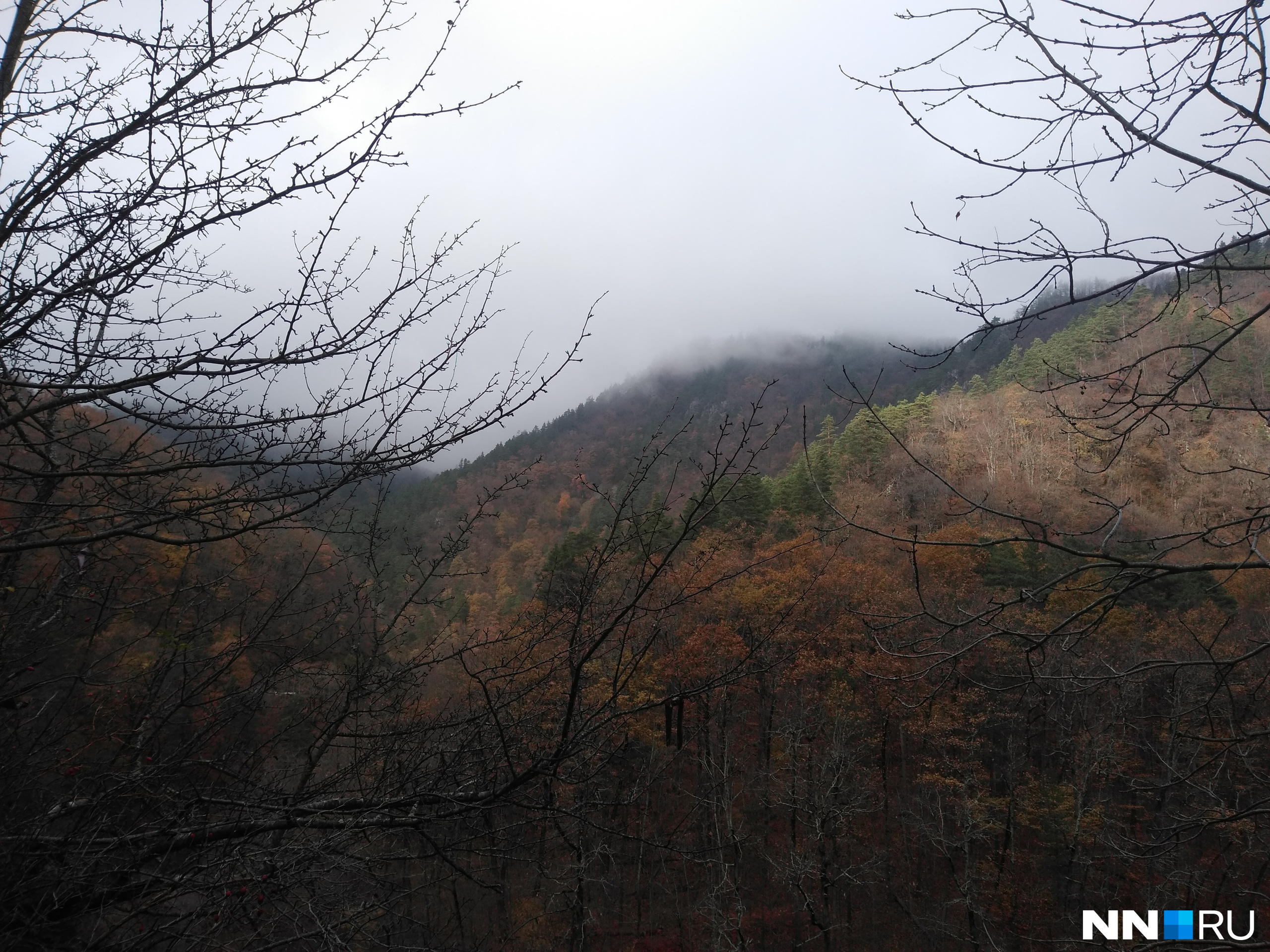 Пару дней было пасмурно, вершины гор были в дымке тумана