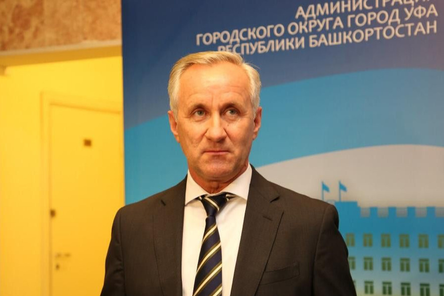 Сергей Греков уже занимает пост мэра, но в качестве временно исполняющего Сергей Греков уже занимает пост мэра, но в качестве временно исполняющего