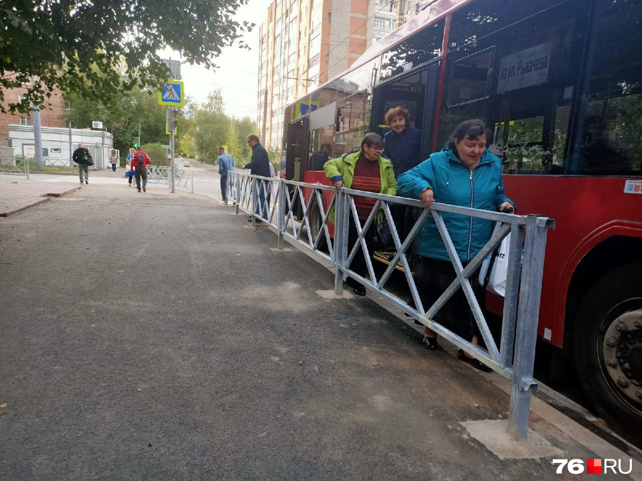 На улице Рыкачёва теперь троллейбусы высаживают людей прямо в забор На улице Рыкачёва теперь троллейбусы высаживают людей прямо в забор