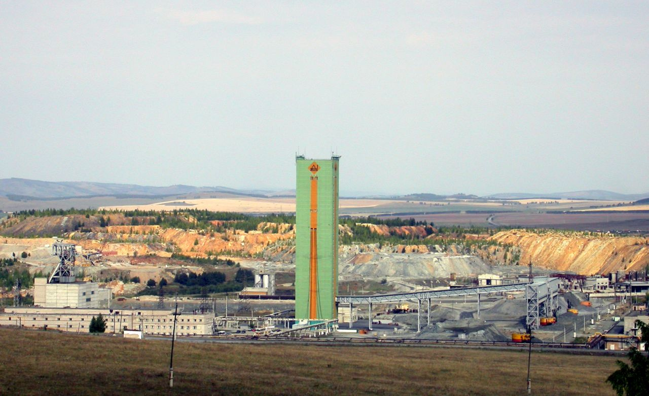 Решение о строительстве рудника было принято в 1970-х годах, для Межозёрного это градообразующее предприятие