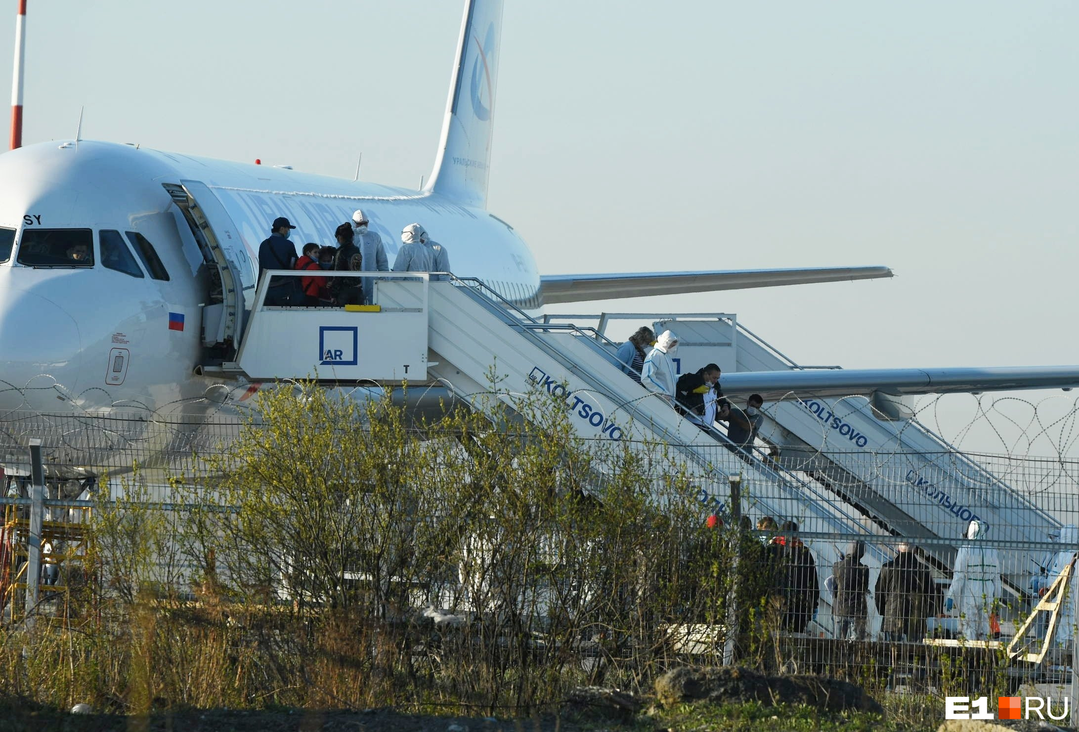 На борту находились 189 пассажиров. По пути самолёт сделал остановку в Сургуте, где высадил 34 туриста