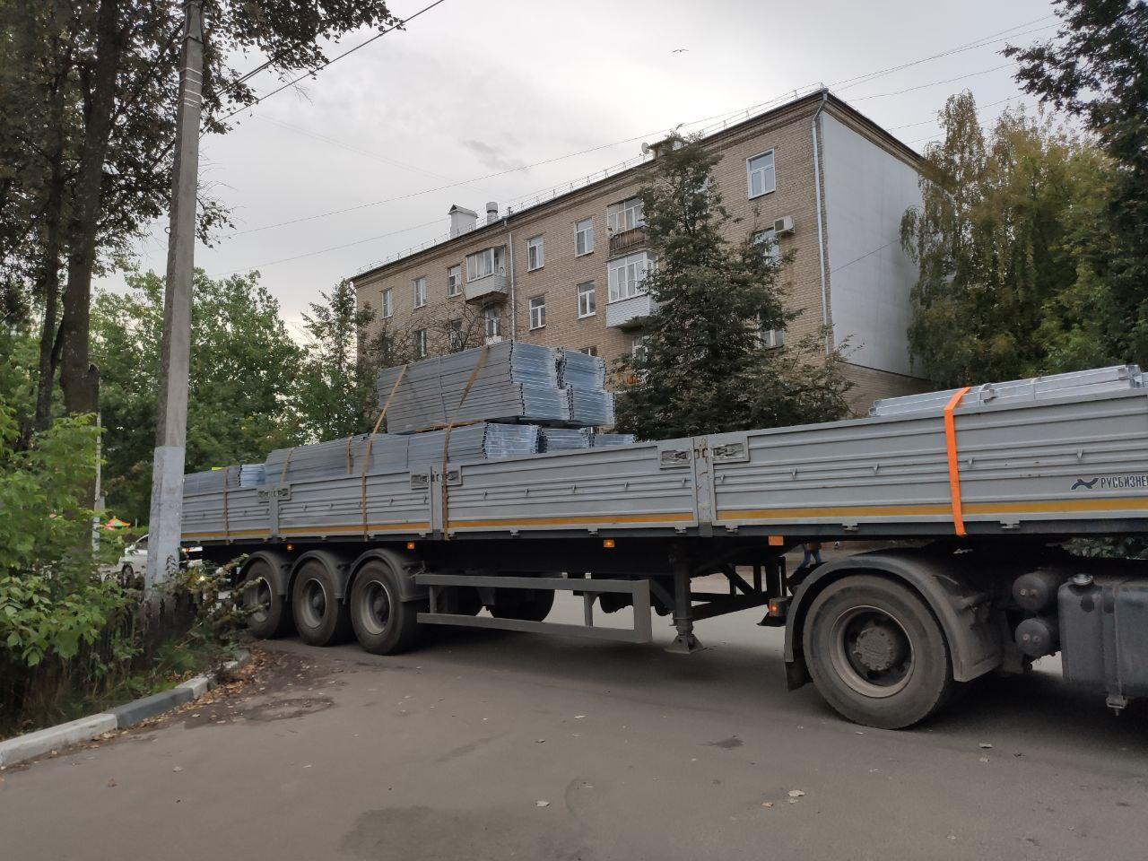 Если на вашу улицу пока не воткнули забор, не расстраивайтесь (ну, и не радуйтесь раньше времени) — их ещё много Если на вашу улицу пока не воткнули забор, не расстраивайтесь (ну, и не радуйтесь раньше времени) — их ещё много