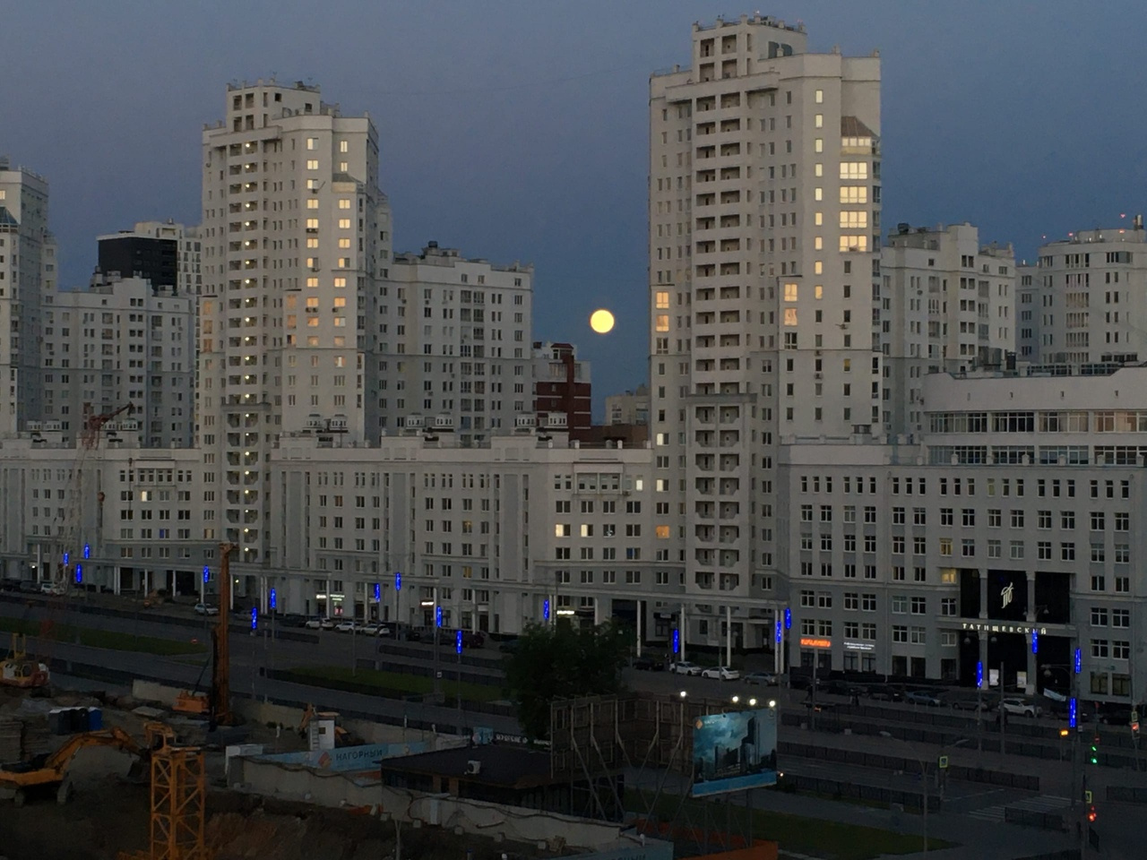 Moon екатеринбург. Луна Екатеринбург фото. Луна сегодня Екатеринбург фото. Полумесяц в Екатеринбурге. Какая сегодня Луна в Екатеринбурге.