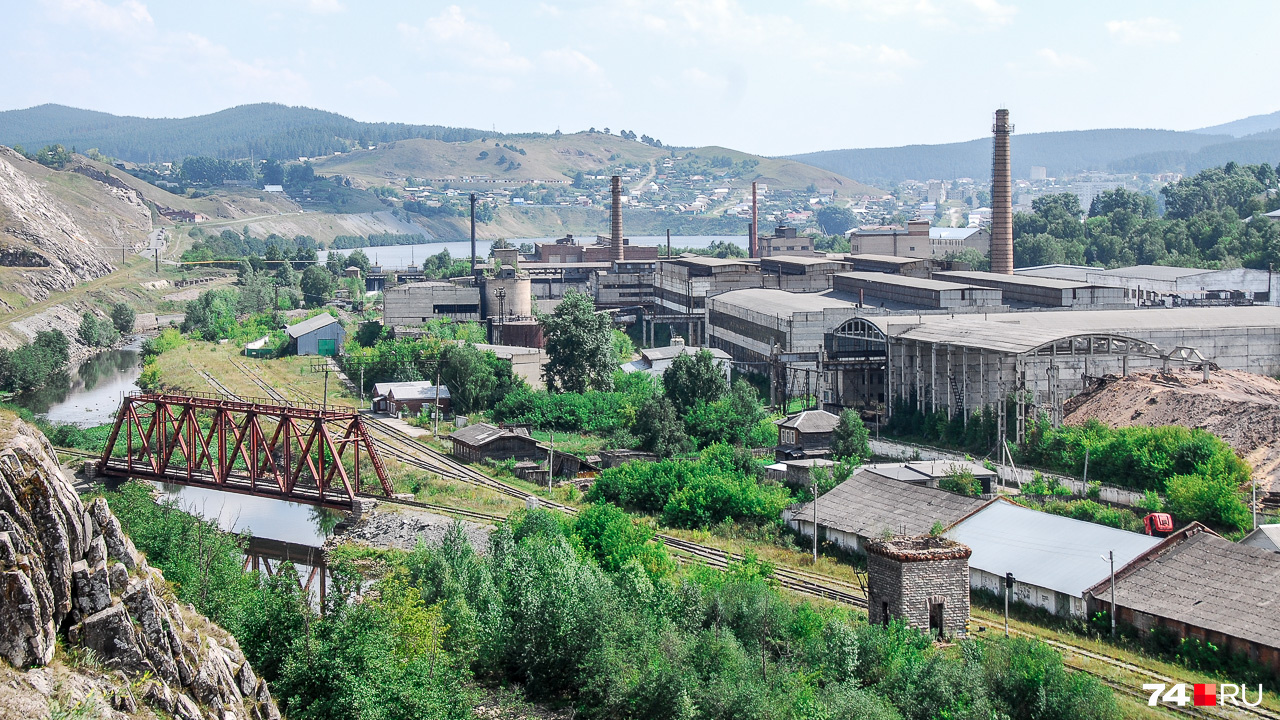 Катав-Ивановский литейно-механический завод. Мост перекинут через речку Катав, на заднем плане — пруд