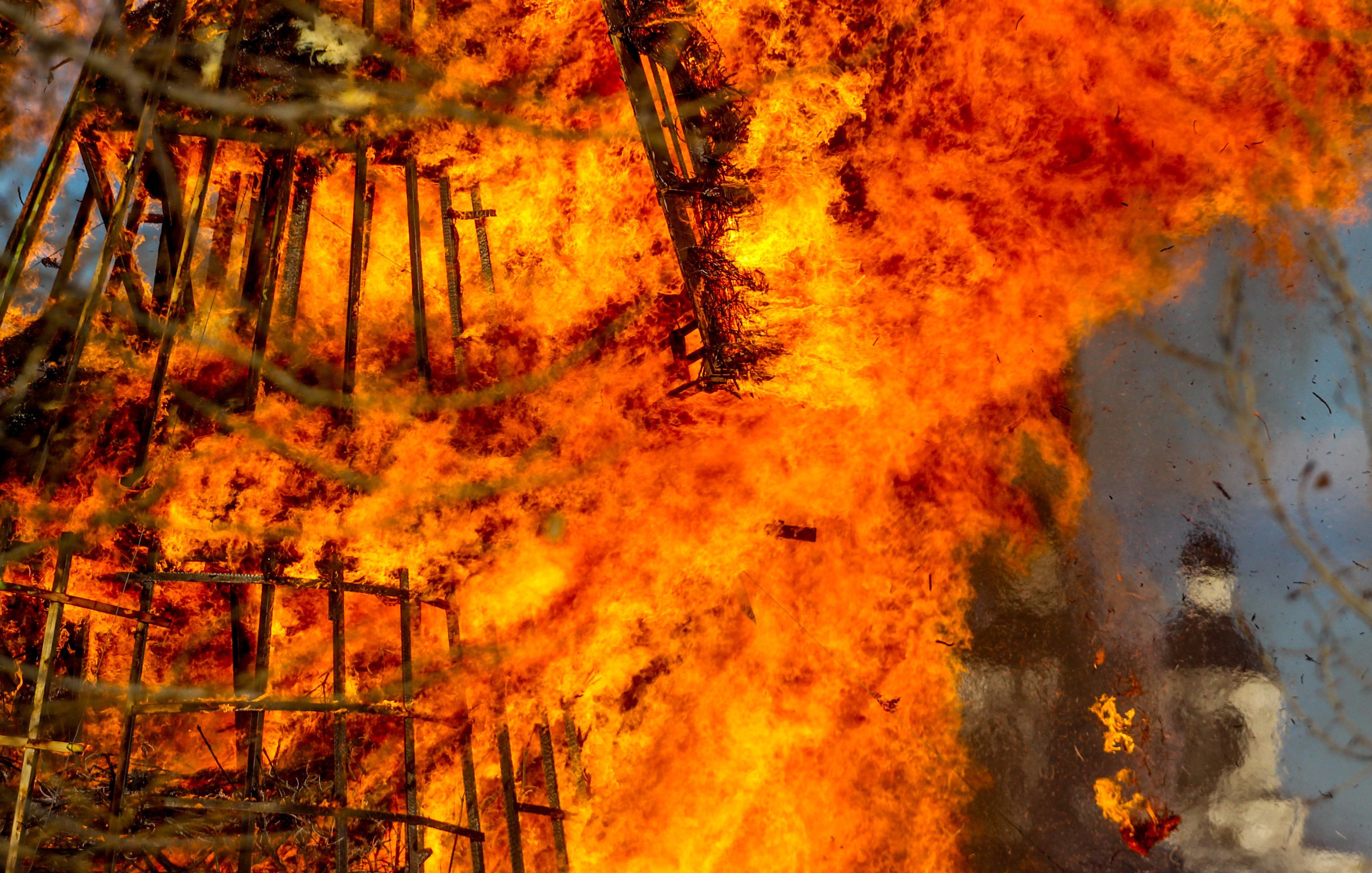 Игра где сжигают фотографии. Буйство огня. Вавилонская башня в огне: как сожгли самую большую Масленицу.