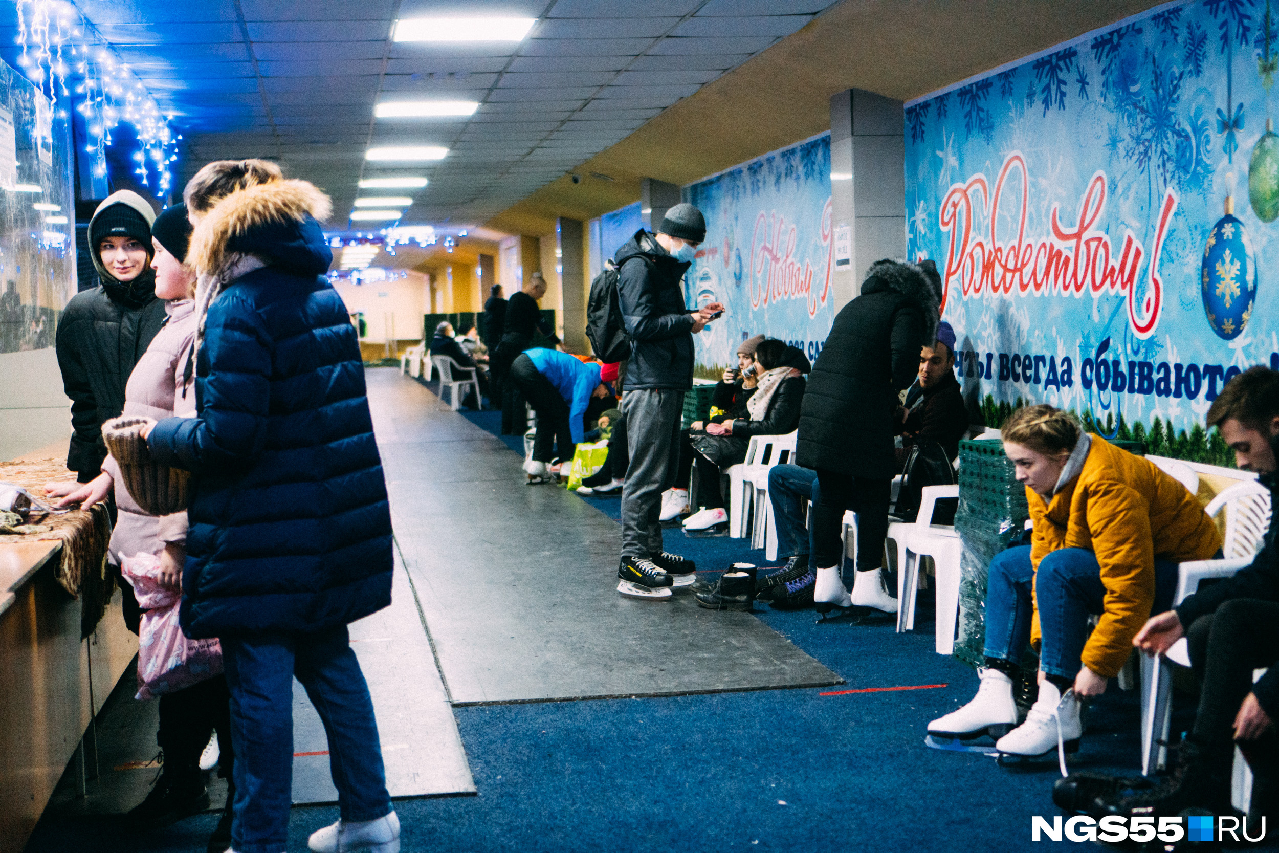 В раздевалке «Красной Звезды» встречаются и спортсмены, и просто желающие покататься на коньках<br>