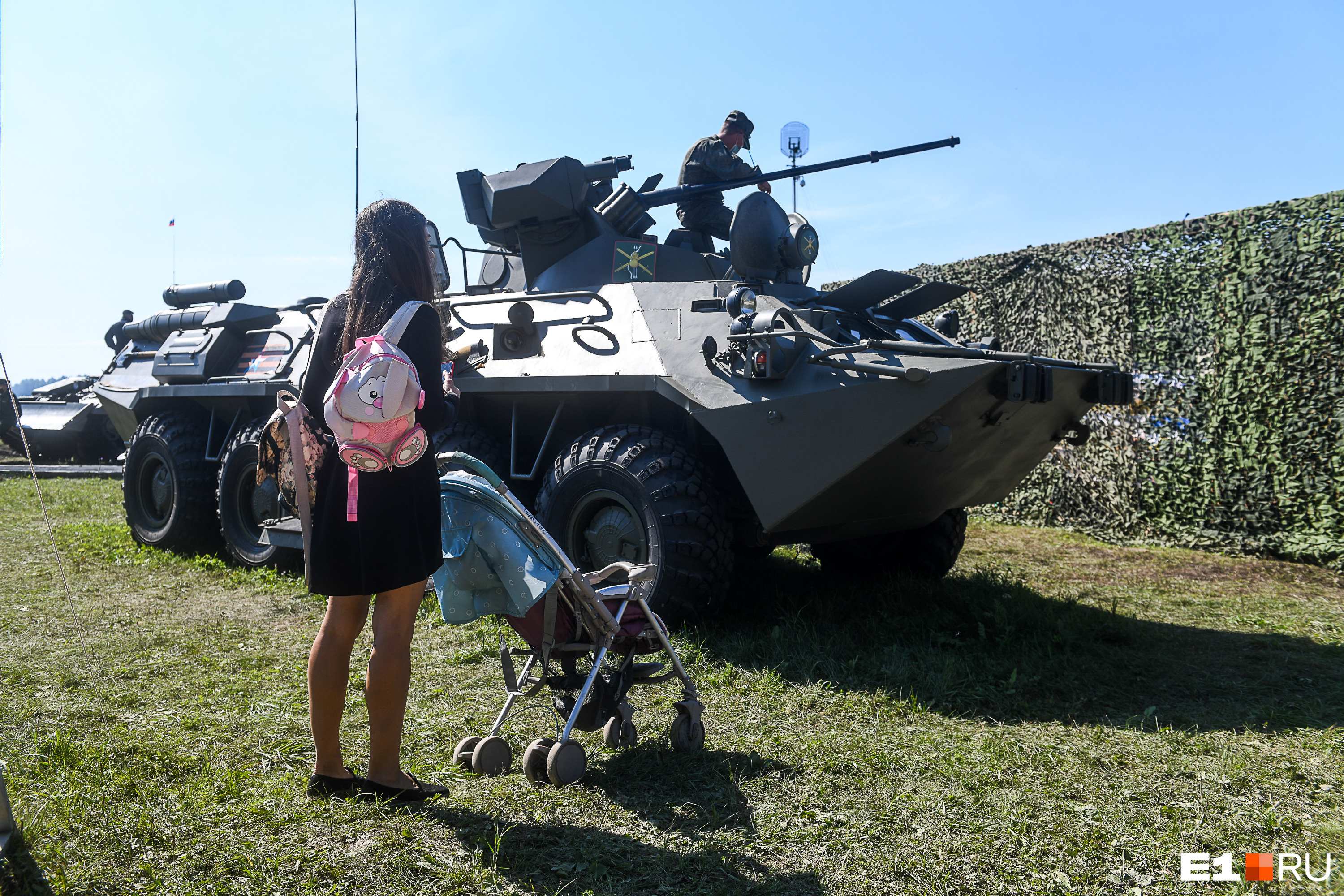 Некоторые девушки с интересом разглядывали мощные отечественные танки