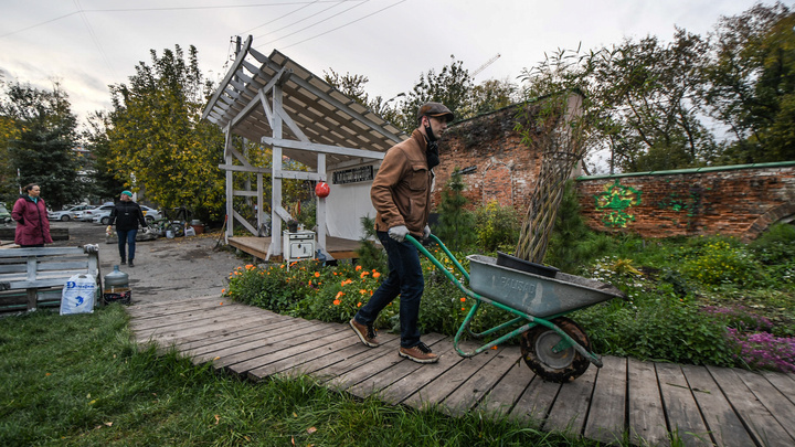 «Люди готовы платить, чтобы посадить дерево»: как горожане восстановили заброшенный сад в центре Екатеринбурга