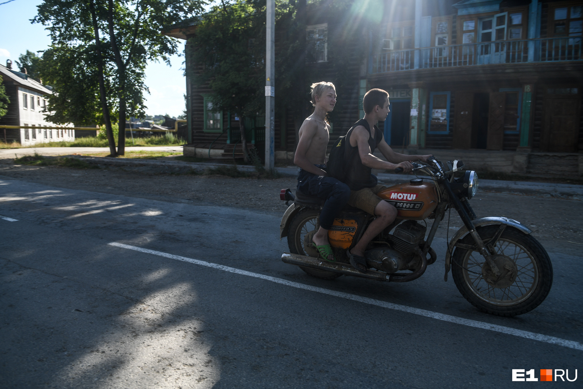 В поселке своя атмосфера, пацаны на мотоциклах гоняют без шлемов