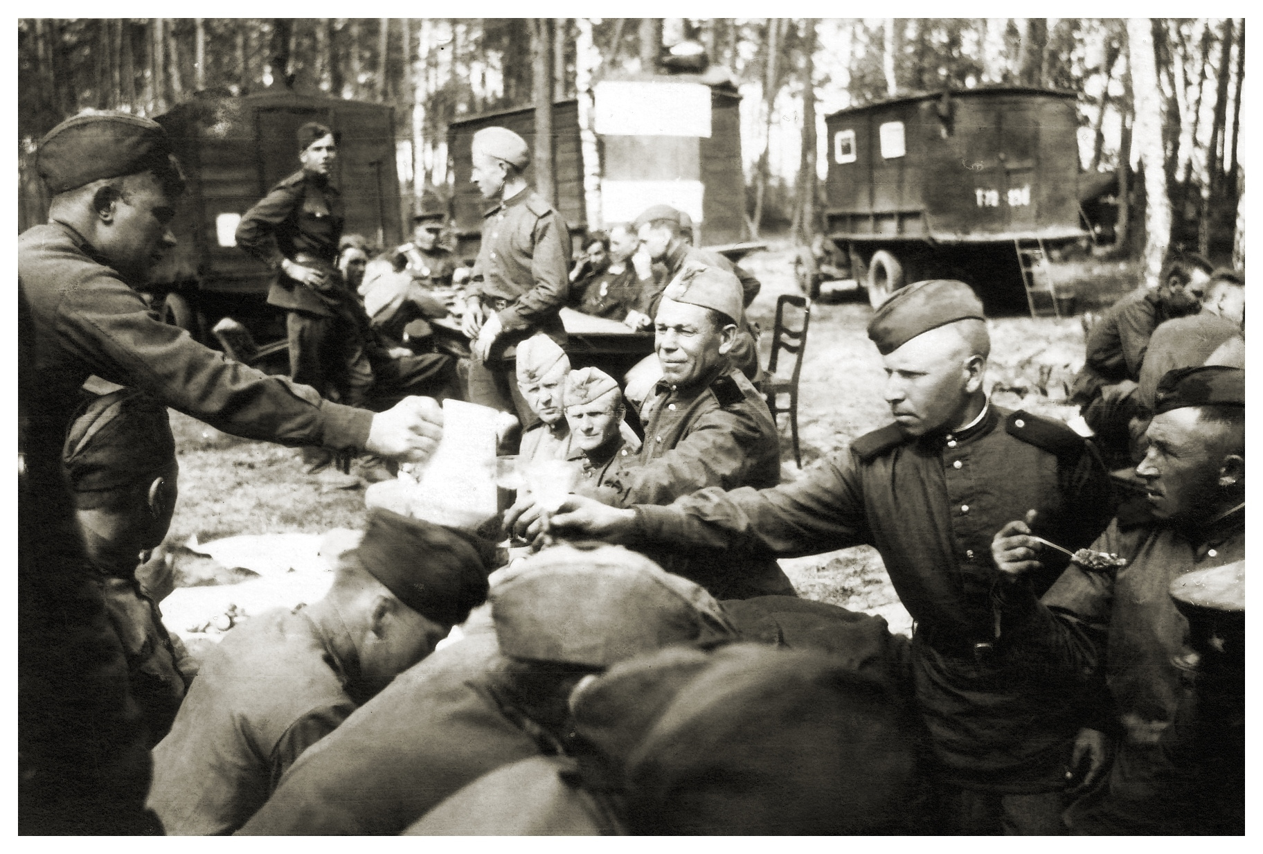 Солдаты празднуют Победу в Германии, май 1945 года