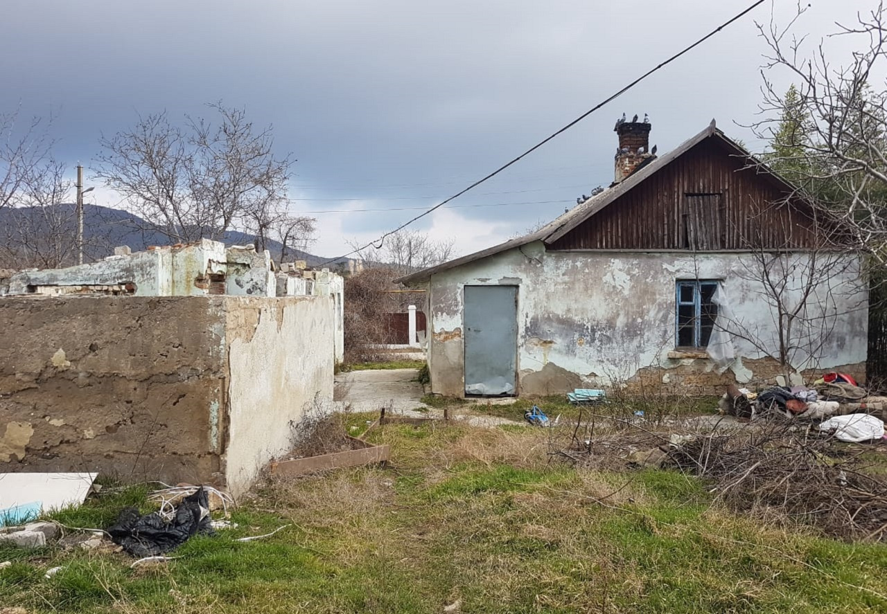 Чтобы начать жить вместе с Мариной, Саша восстанавливает дом в Крыму, доставшийся ему от отца. Так здание выглядело до начала работ Чтобы начать жить вместе с Мариной, Саша восстанавливает дом в Крыму, доставшийся ему от отца. Так здание выглядело до начала работ