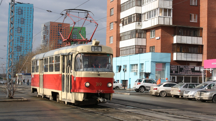 В центре Екатеринбурга обстреляли трамвай № 2