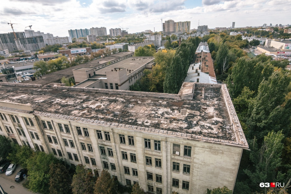 Одна из самых крупных заброшек Самары, разрушаясь всё больше с каждым годом, ждет своей участи Одна из самых крупных заброшек Самары, разрушаясь всё больше с каждым годом, ждет своей участи