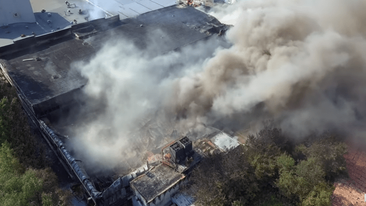 Площадь, пройденная огнем, огромна: блогер снял на видео второй день пожара на складах в Самаре