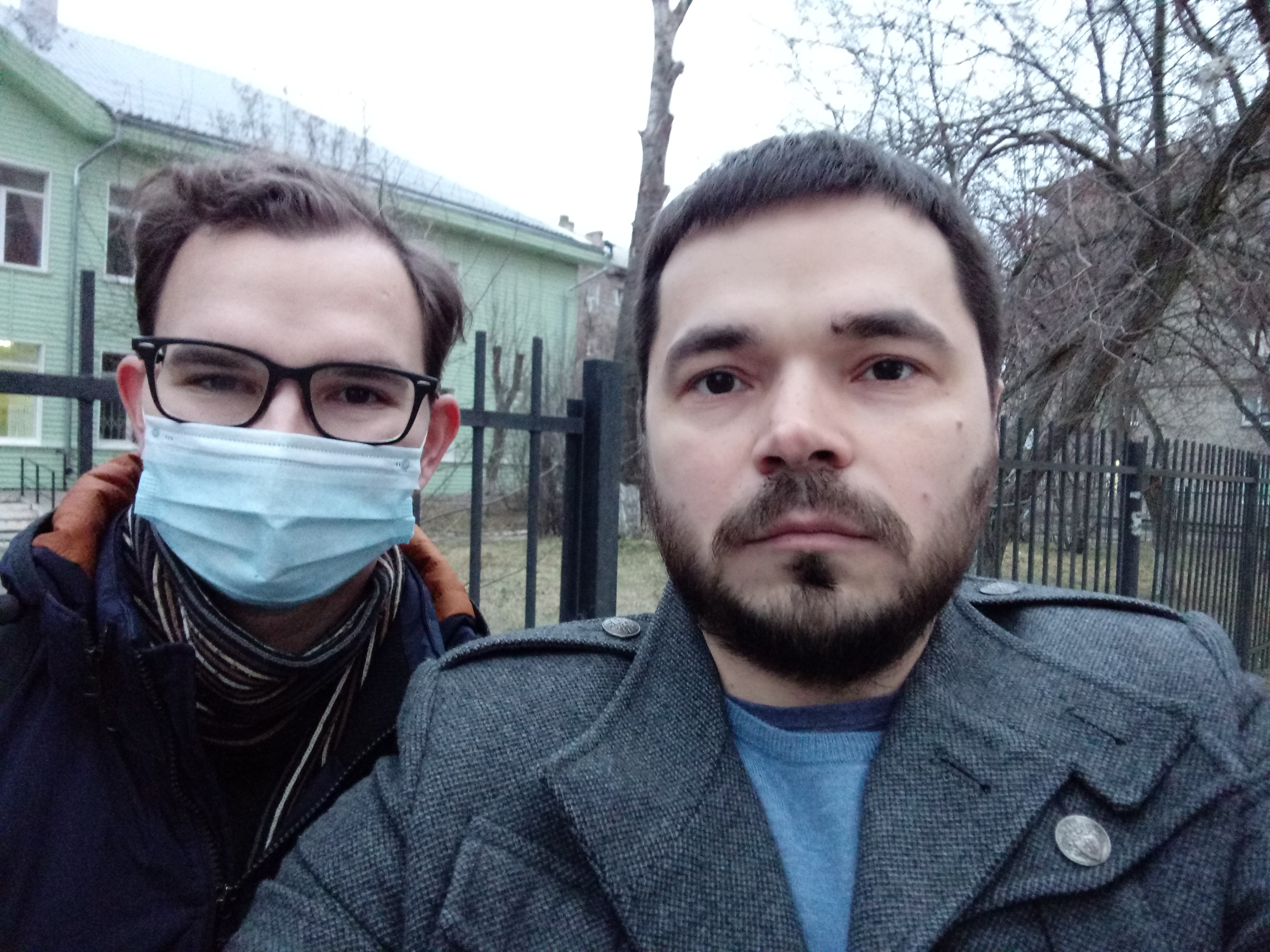 Врач Валерий и волонтер Кирилл Левченко 12 ноября ездили по вызовам в Заельцовском районе