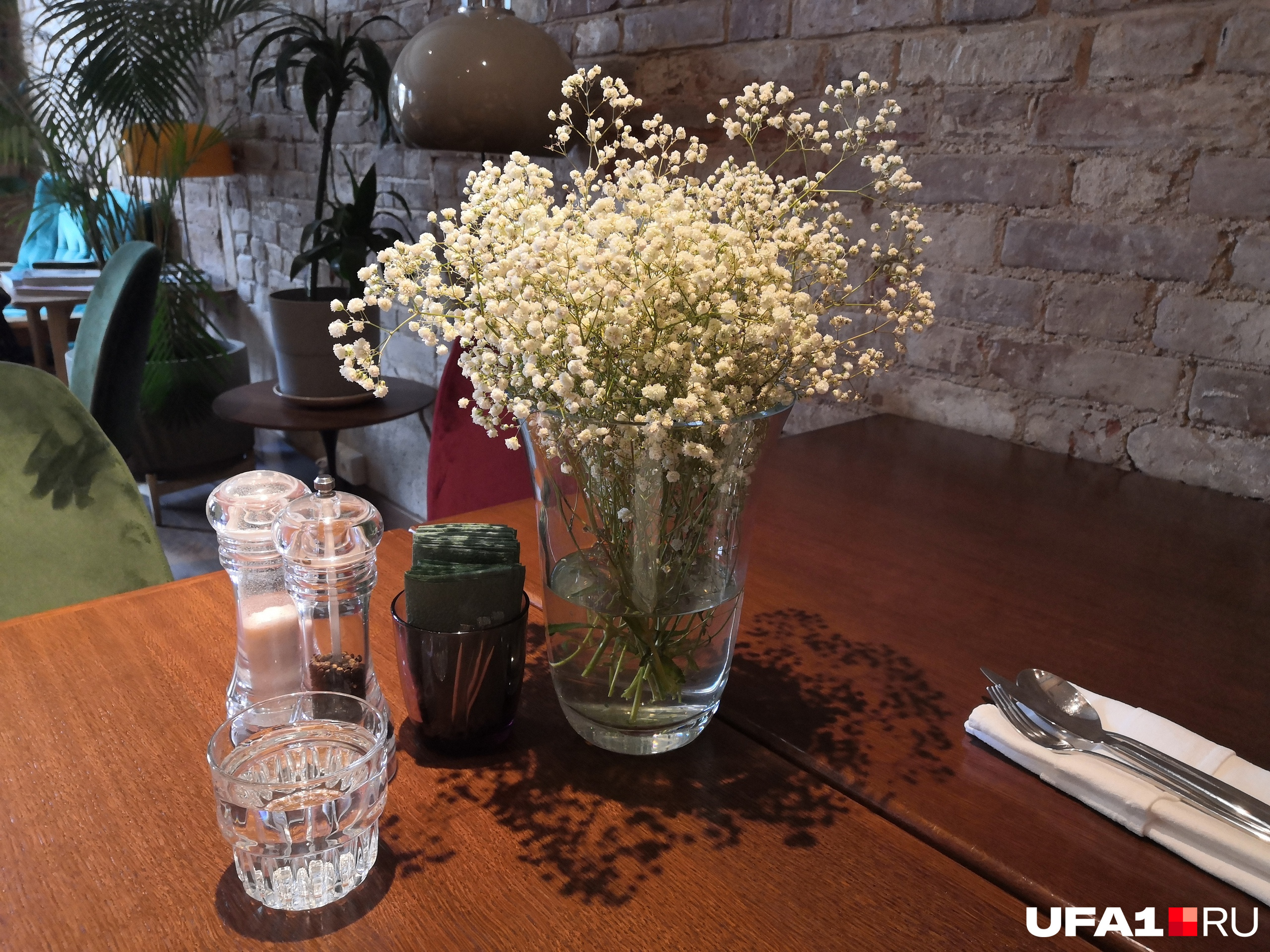 На столах стоят свежие цветы — где еще в Уфе вы встречали такую милоту?