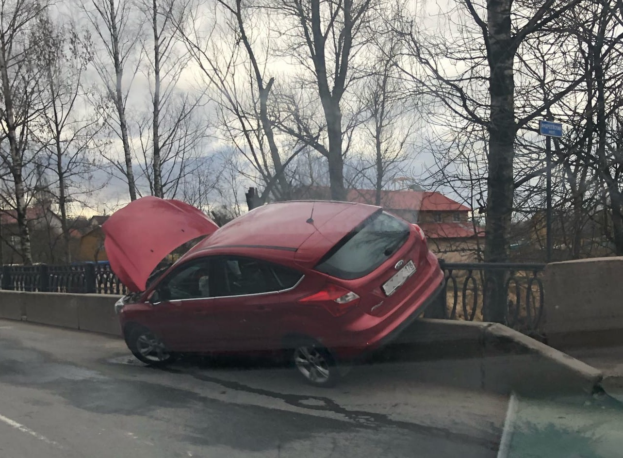 Грузовик упал с моста в СПБ. Фото машины на Андрюковском мосту. Видео машина запрыгивает на отбойник.