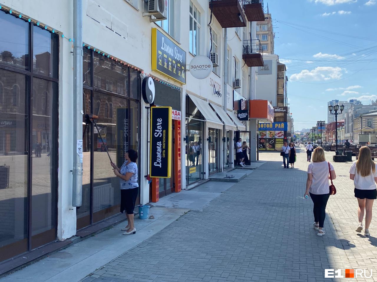 В жару екатеринбуржцы предпочитают пешеходным улицам зеленые парки: в центре людей не так много В жару екатеринбуржцы предпочитают пешеходным улицам зеленые парки: в центре людей не так много