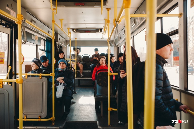 Теперь у тюменских старушек в автобусах появилась (не)  конкуренция по будням