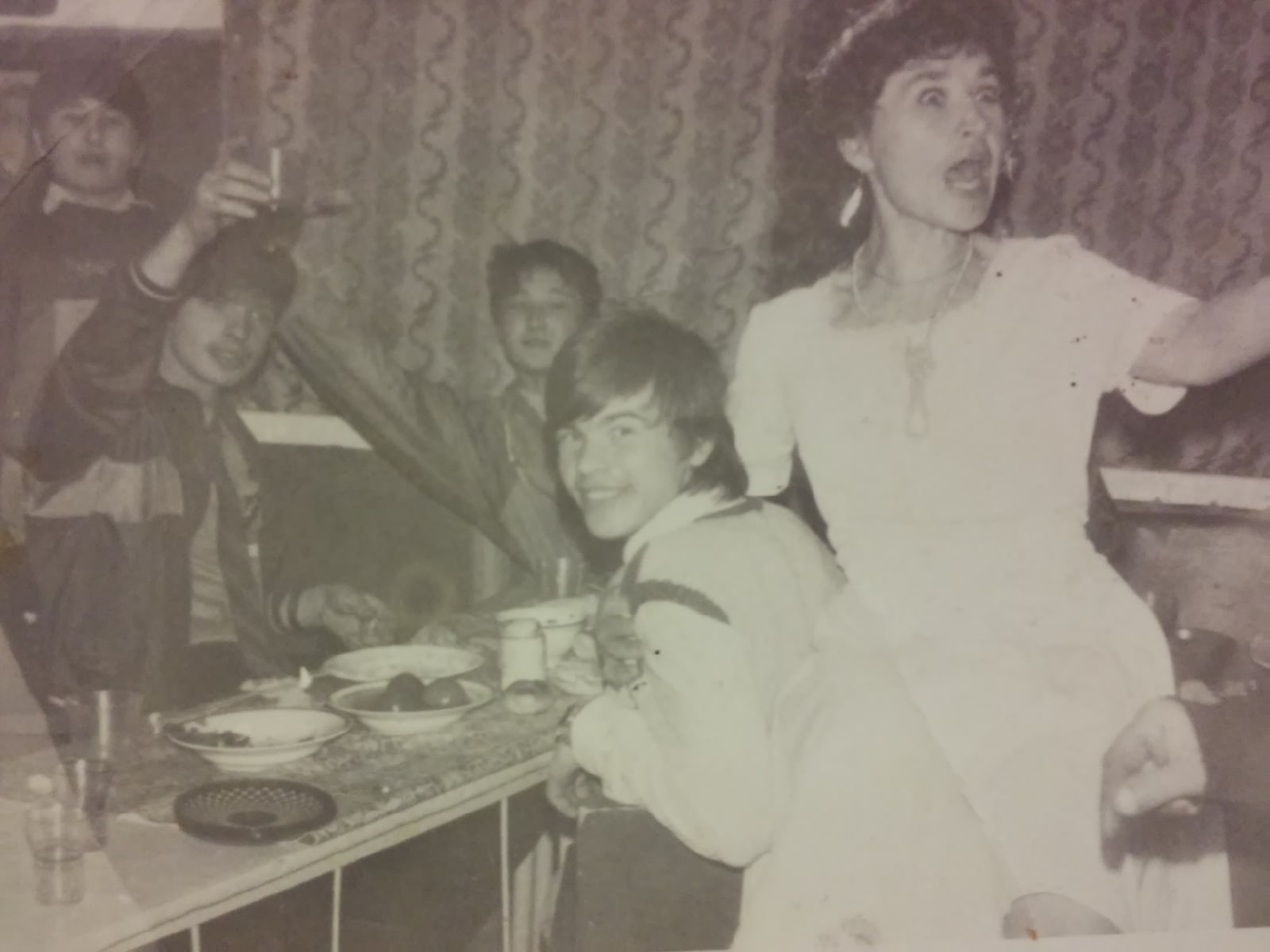 Веселый Новый год 1993-го. В моде еще с 80-х усы у мужчин. «На снимке я (слева), брат и мама» — сказал Игорь Рапацевич