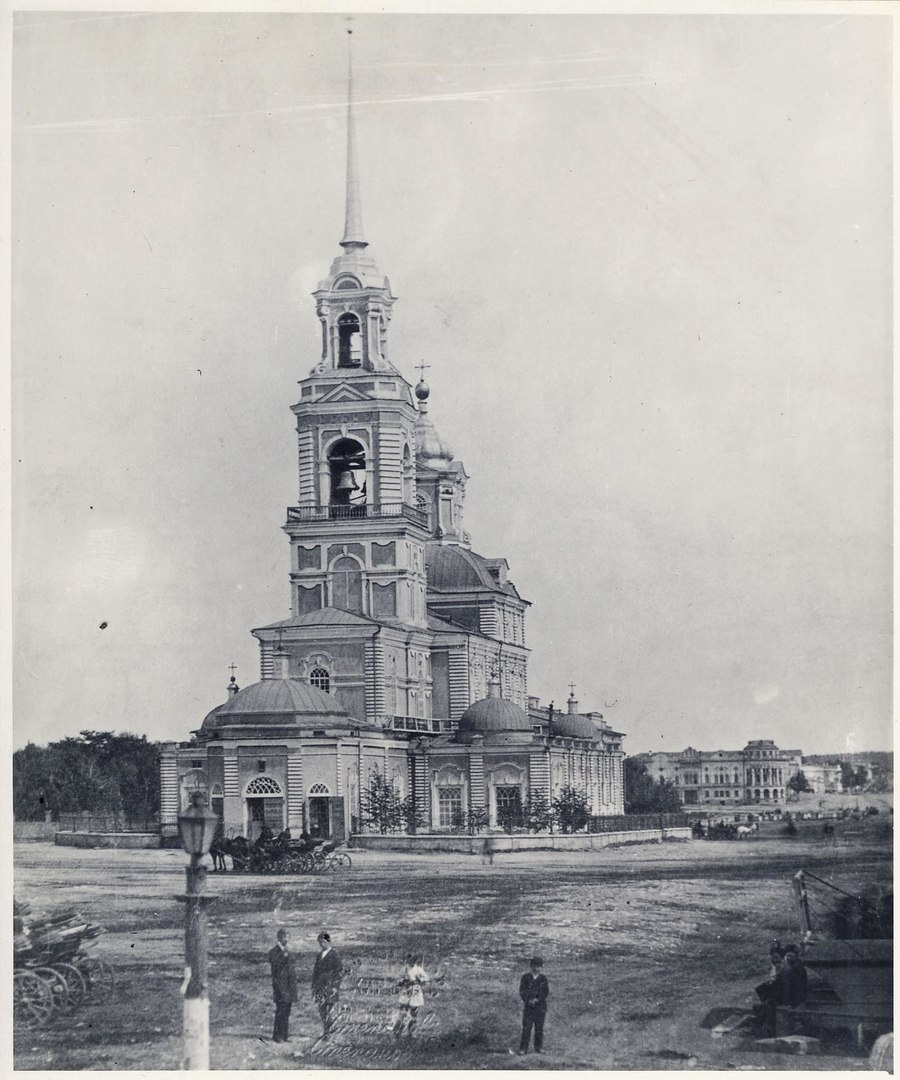 Справа от собора — Дом Севастьянова