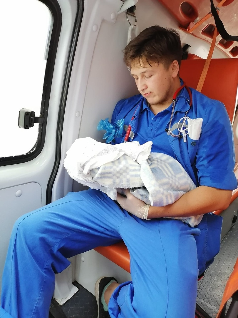— Это были домашние роды, ребенка назвали Пётр, — рассказал герой нашего материала