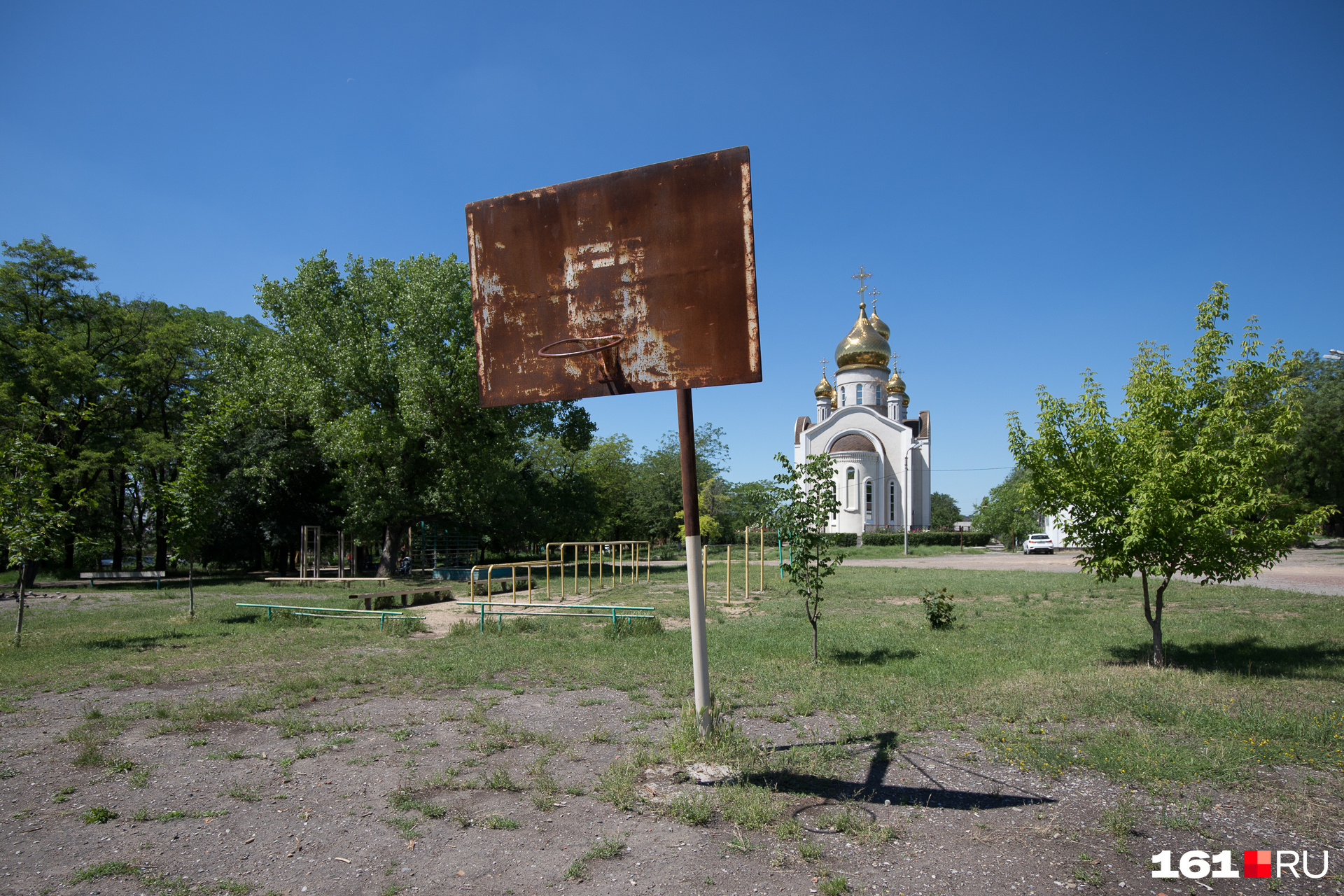 Раком на скамейке в парке