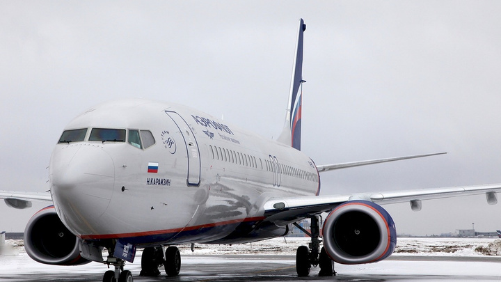 В Архангельске обследовали самолет, который получил сообщение о заложенной бомбе