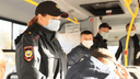 Полицейские проверили, как жители Архангельска носят маски в автобусе, и нашли двух нарушителей